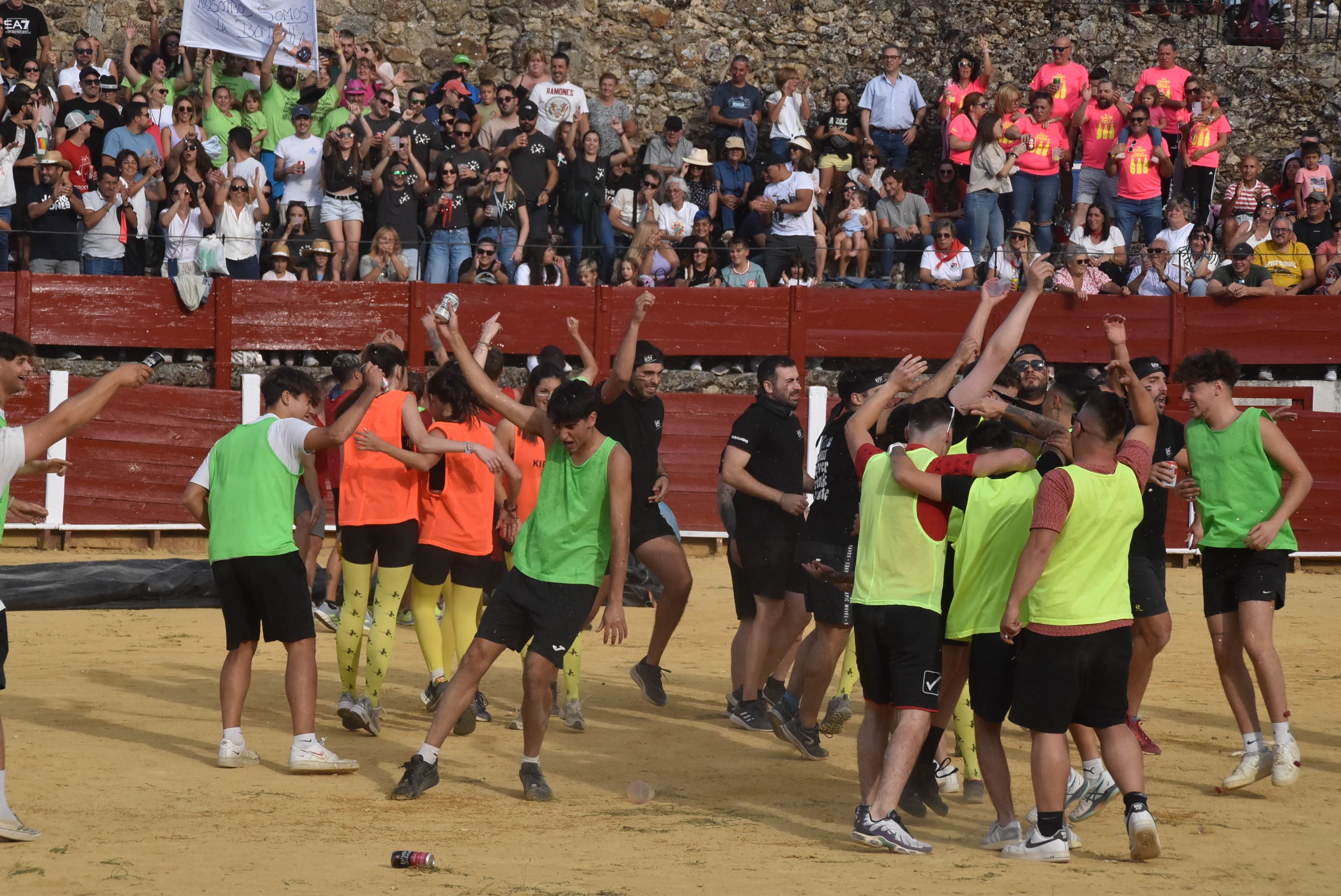 La plaza de toros se queda pequeña en la celebración del Humor Amarillo