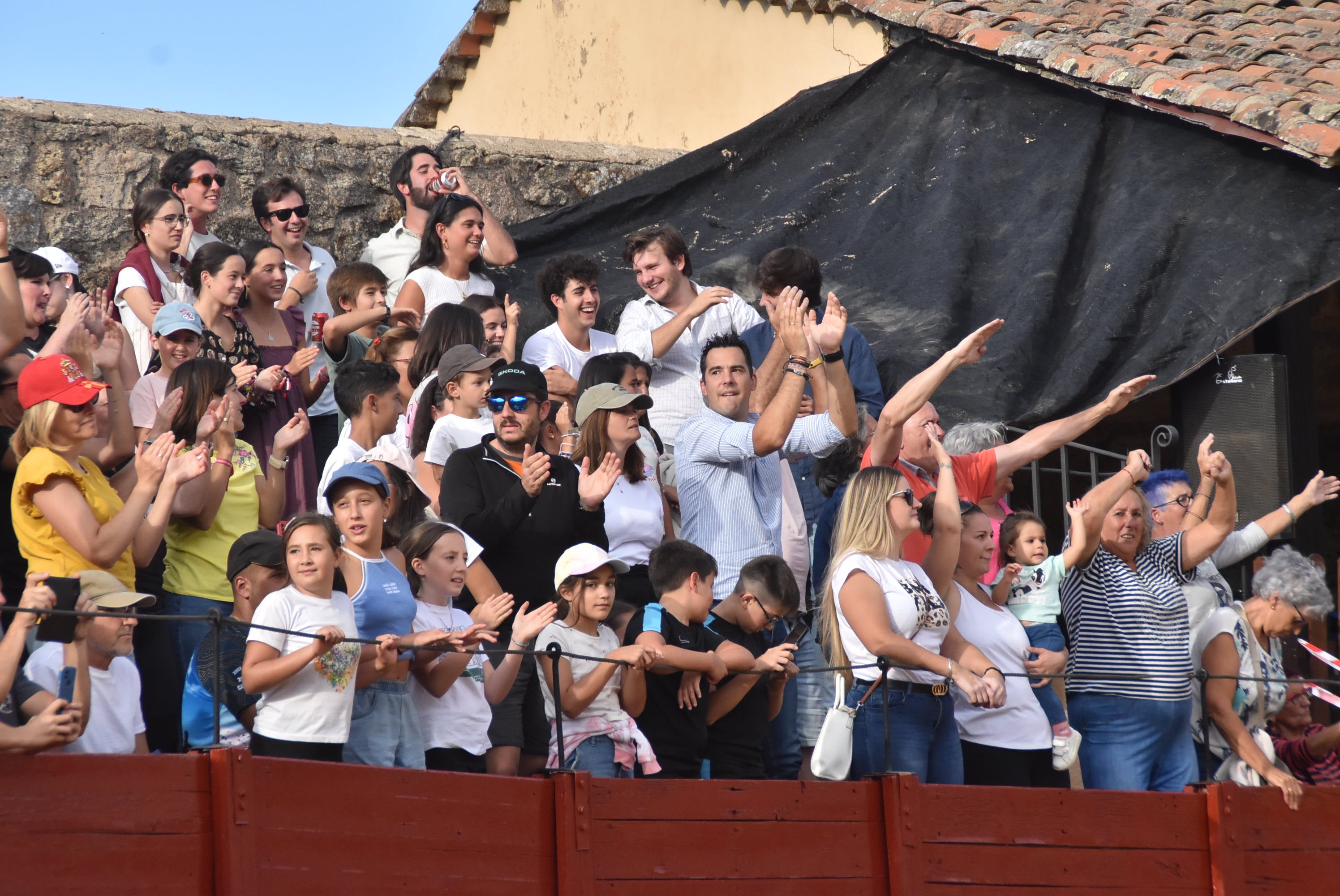 La plaza de toros se queda pequeña en la celebración del Humor Amarillo