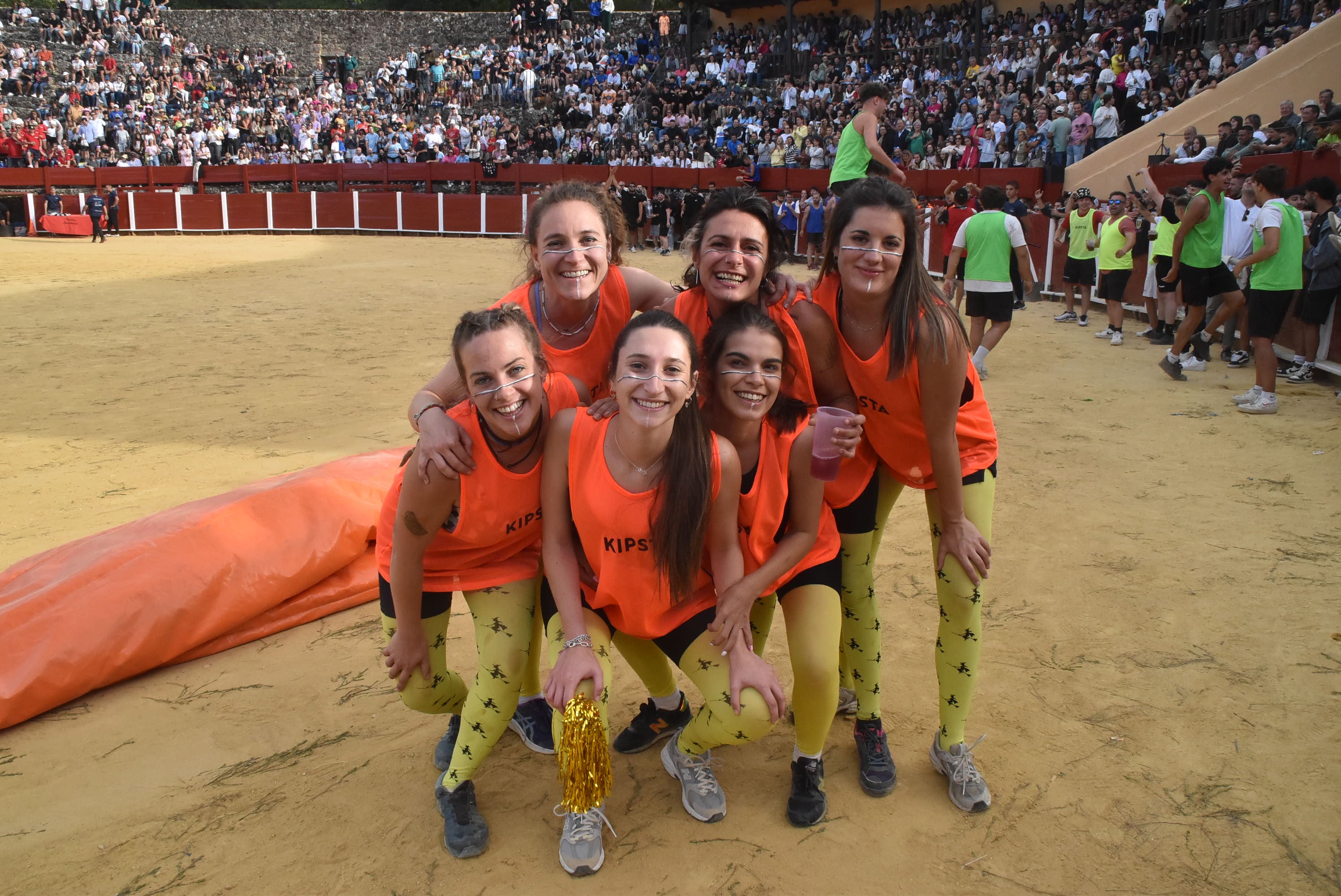 La plaza de toros se queda pequeña en la celebración del Humor Amarillo