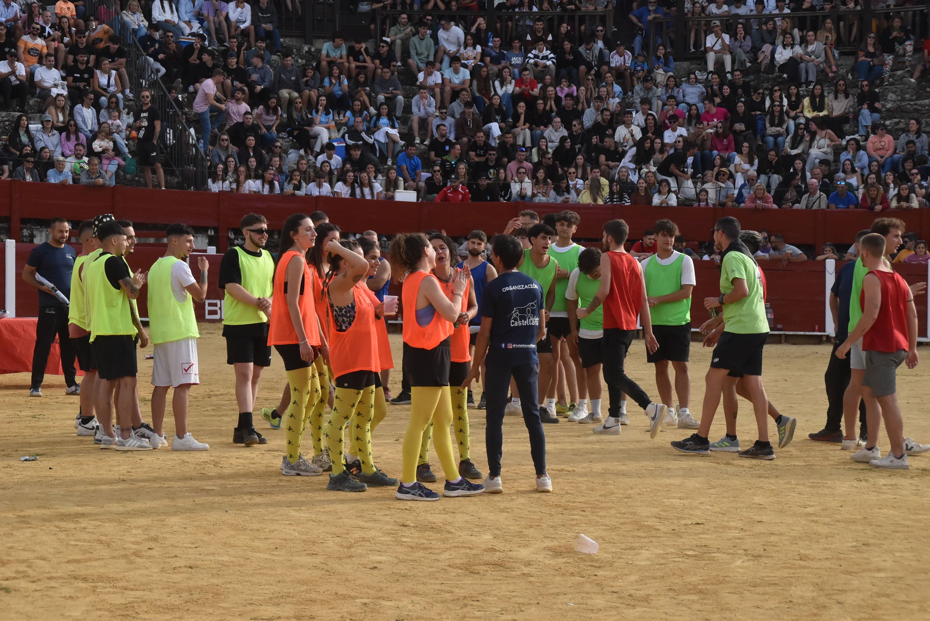 La plaza de toros se queda pequeña en la celebración del Humor Amarillo