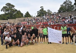 Imagen de los ganadores e integrantes de otras peñas en la foto final del Humor Amarillo