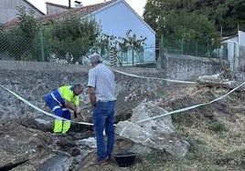 Imagen de los trabajos de reparación de la rotura localizada esta mañana en el mismo sitio que la del sábado pasado.