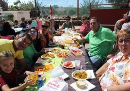 El alcalde y su familia celebran junto al resto del pueblo y disfrutan de la paellada