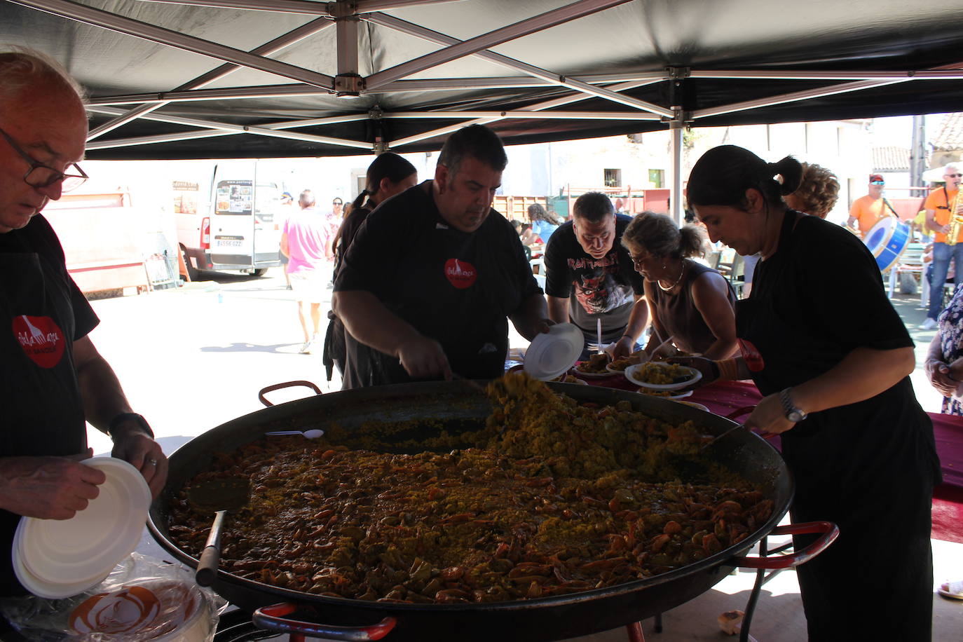 Paella para 300 personas en Villares de Yeltes, una pausa para reponer fuerzas