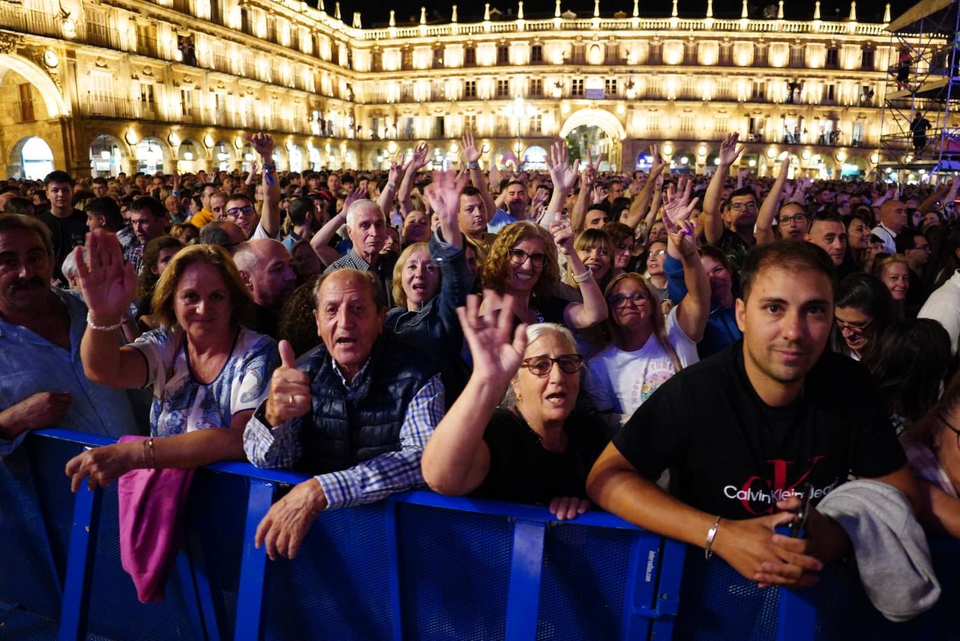 A Camela le salen fans hasta debajo de las piedras y llena la Plaza Mayor
