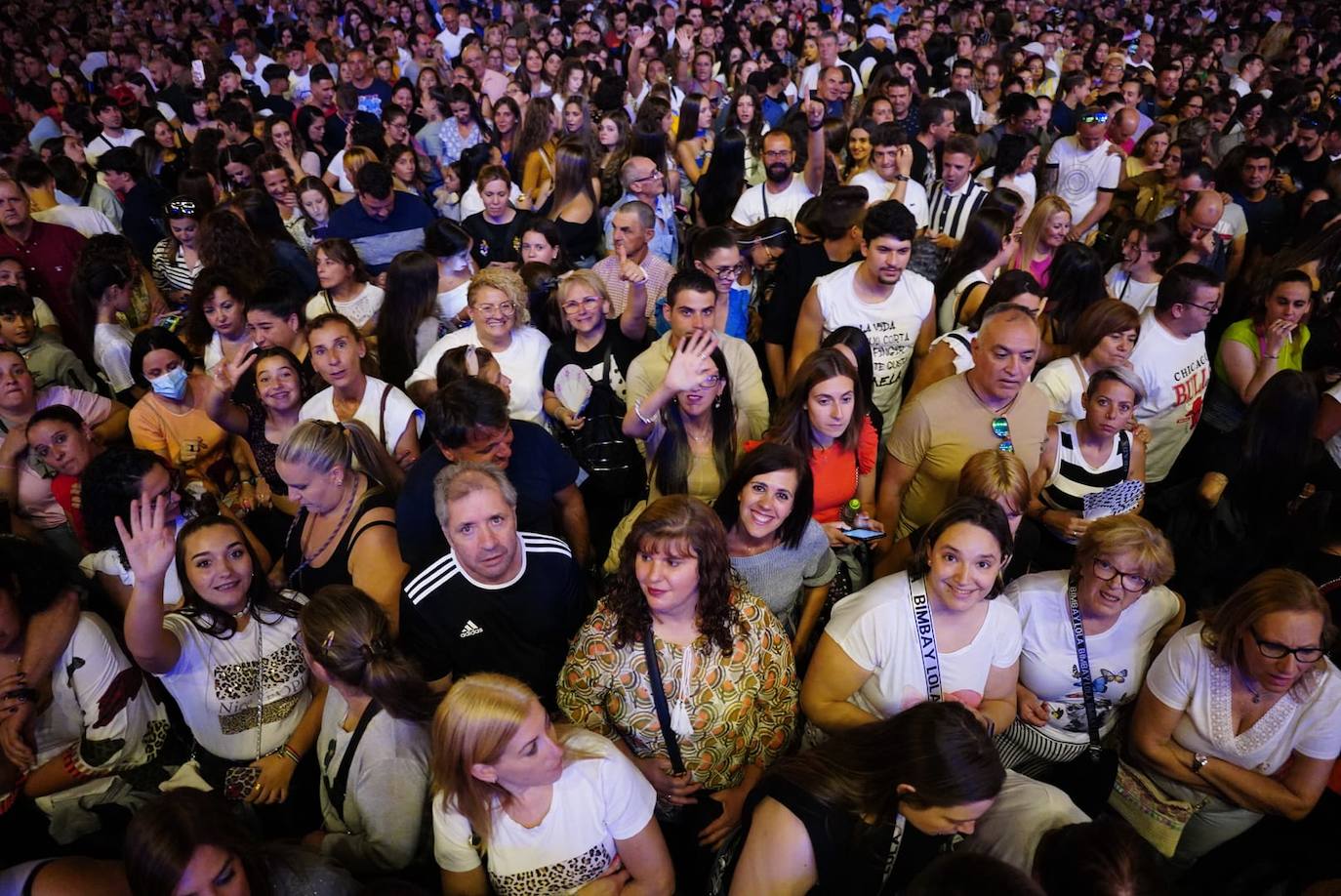 A Camela le salen fans hasta debajo de las piedras y llena la Plaza Mayor