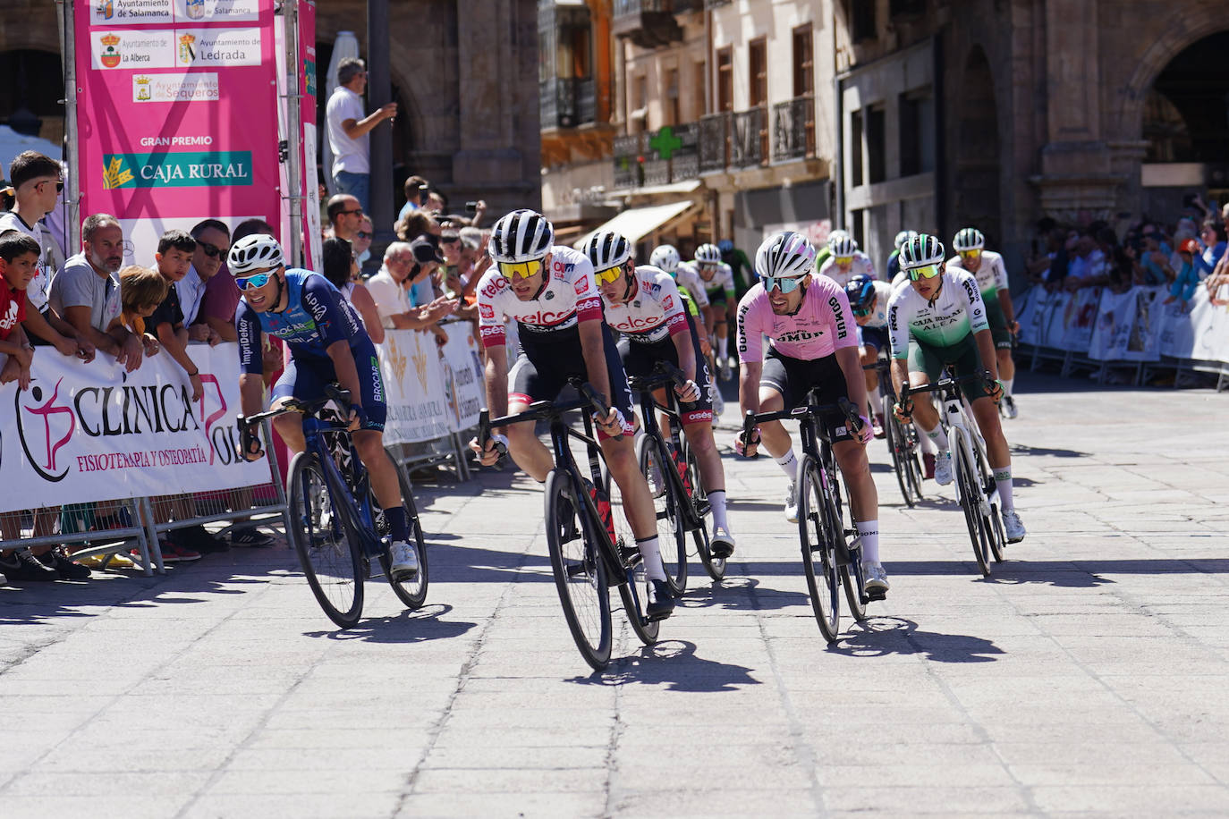 La 52ª Vuelta Ciclista a Salamanca causa sensación a su llegada a la Plaza Mayor