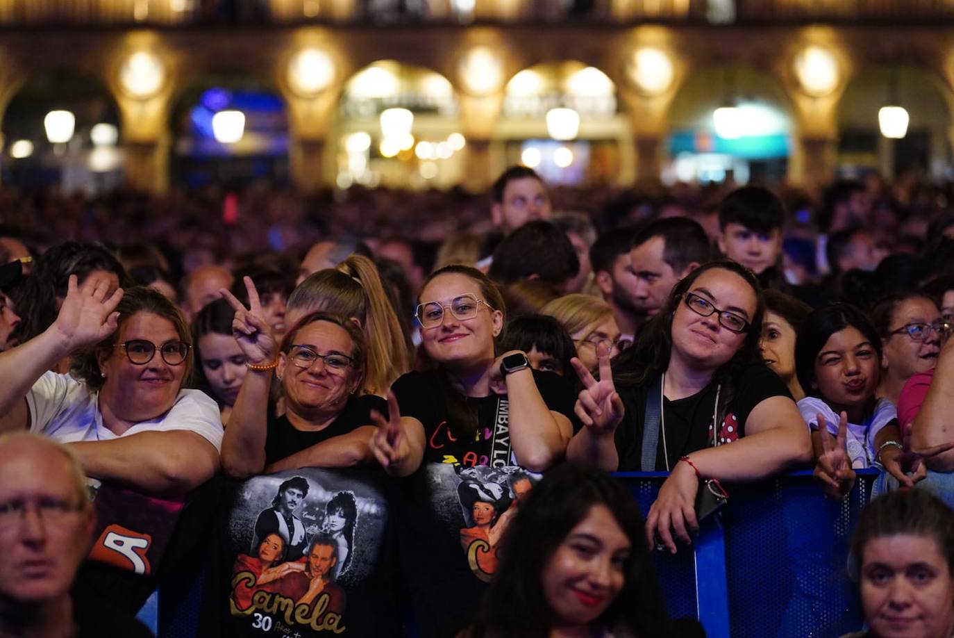 A Camela le salen fans hasta debajo de las piedras y llena la Plaza Mayor