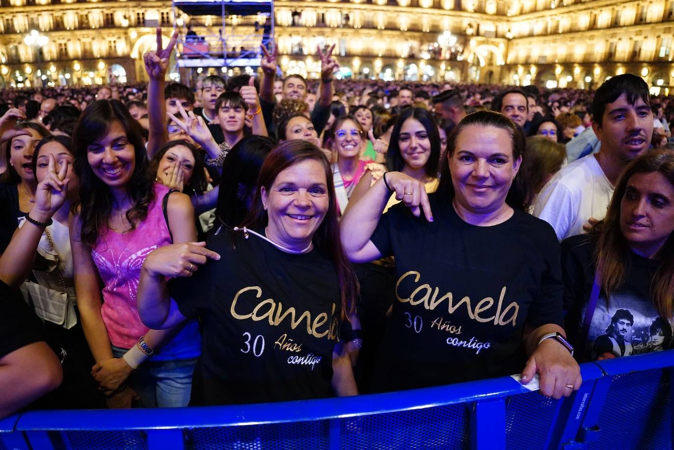 A Camela le salen fans hasta debajo de las piedras y llena la Plaza Mayor