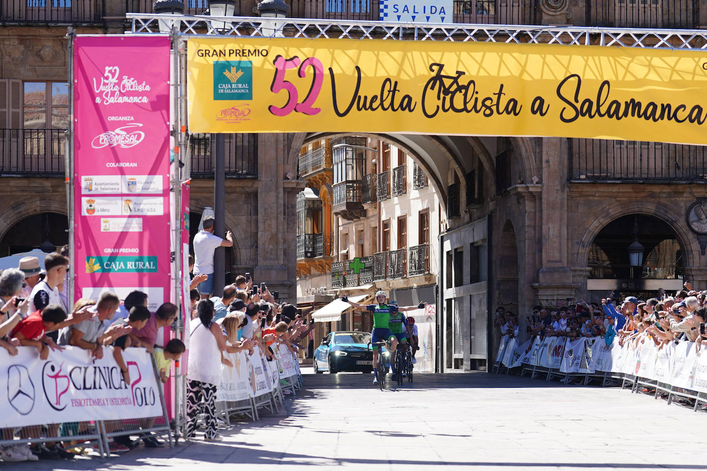 La 52ª Vuelta Ciclista a Salamanca causa sensación a su llegada a la Plaza Mayor
