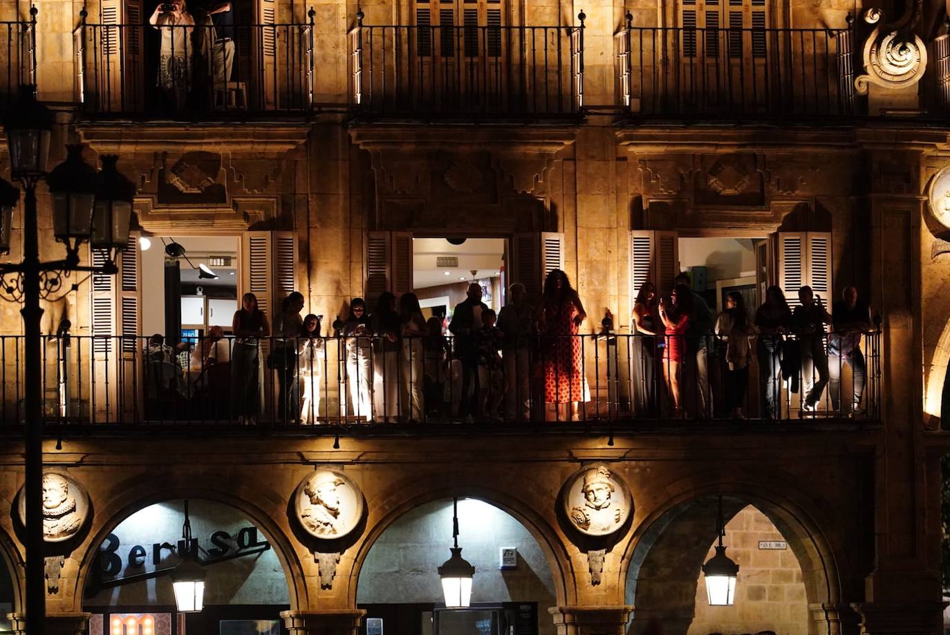 A Camela le salen fans hasta debajo de las piedras y llena la Plaza Mayor
