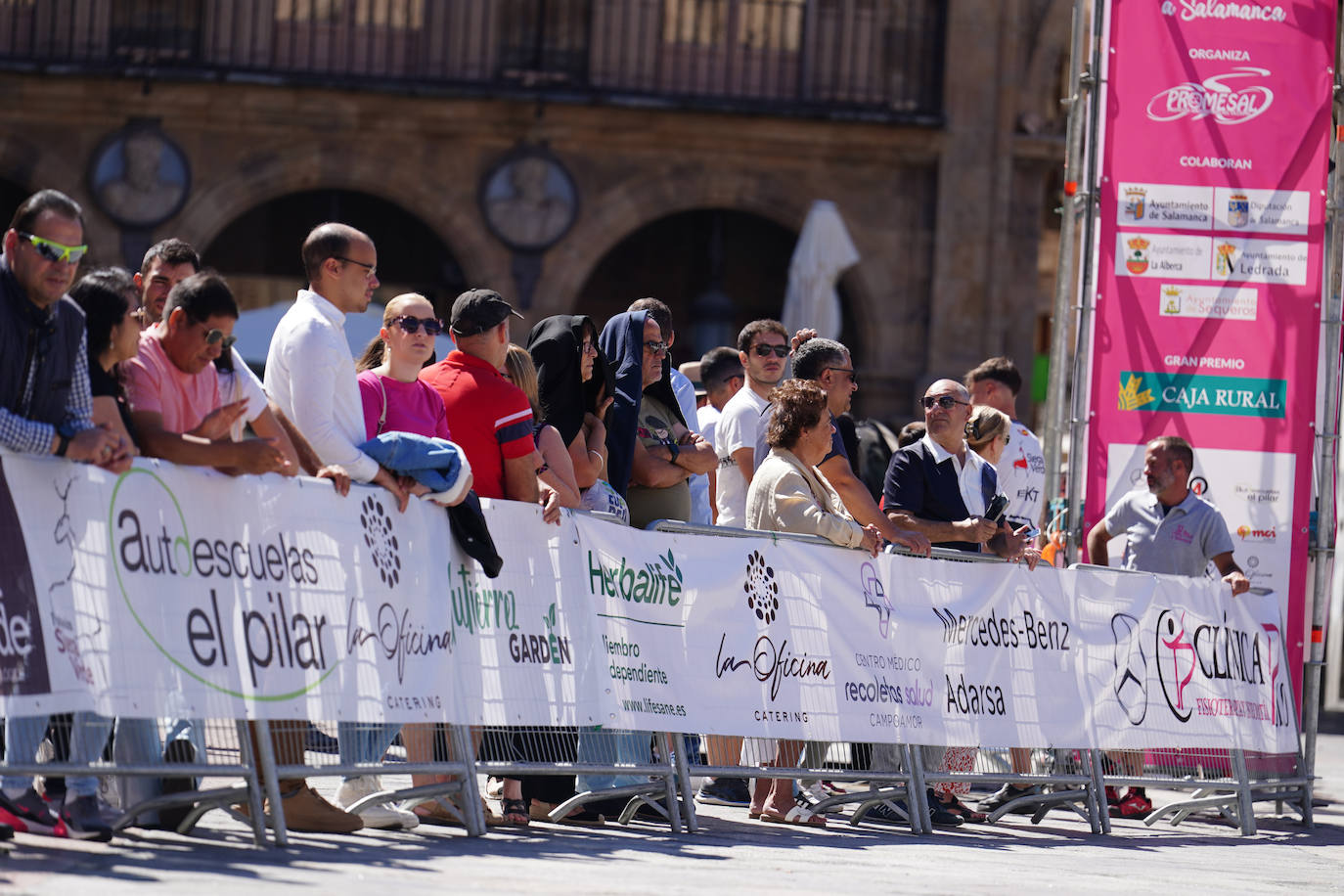 La 52ª Vuelta Ciclista a Salamanca causa sensación a su llegada a la Plaza Mayor