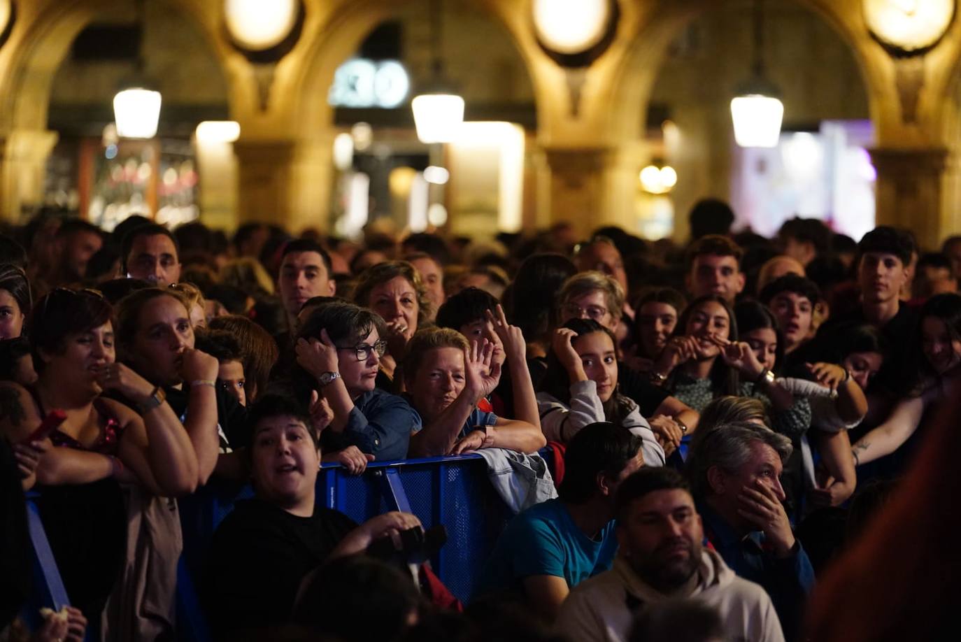 A Camela le salen fans hasta debajo de las piedras y llena la Plaza Mayor