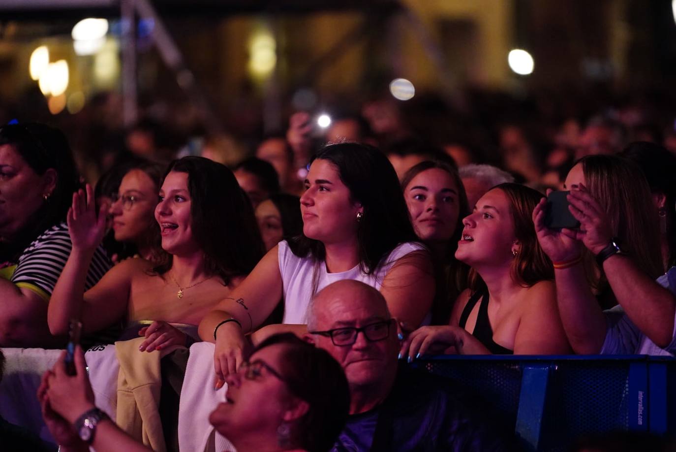 A Camela le salen fans hasta debajo de las piedras y llena la Plaza Mayor