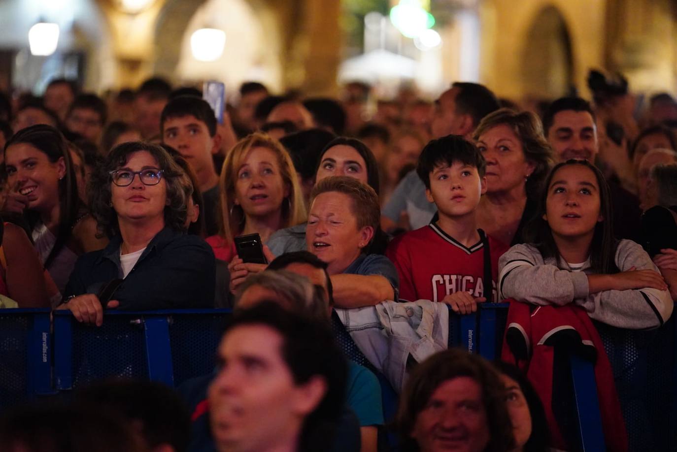 A Camela le salen fans hasta debajo de las piedras y llena la Plaza Mayor