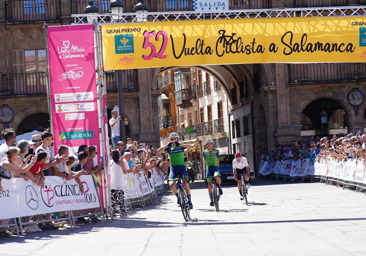 La 52ª Vuelta Ciclista a Salamanca causa sensación a su llegada a la Plaza Mayor