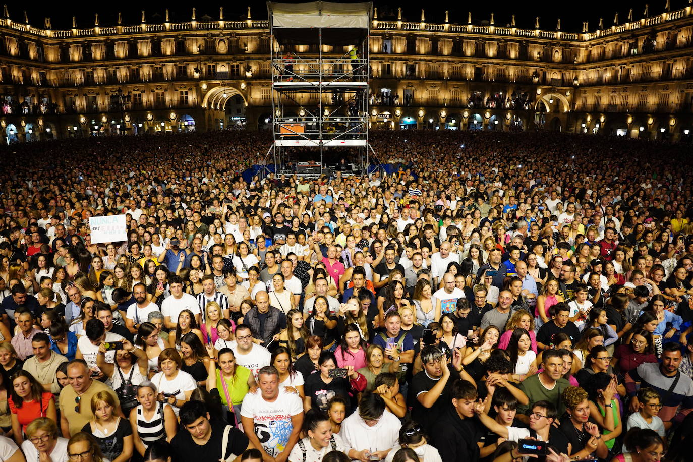 A Camela le salen fans hasta debajo de las piedras y llena la Plaza Mayor