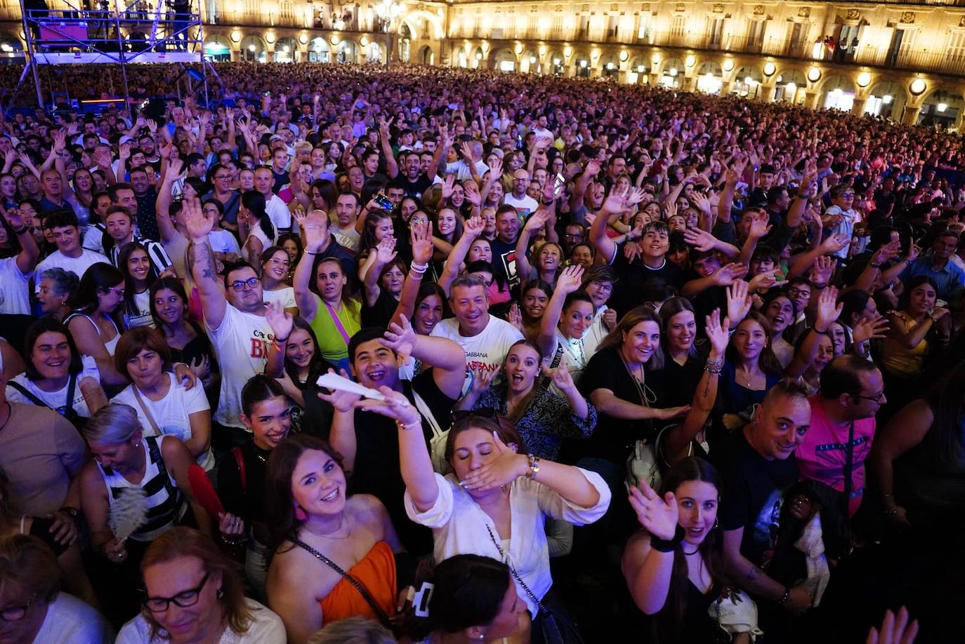 A Camela le salen fans hasta debajo de las piedras y llena la Plaza Mayor