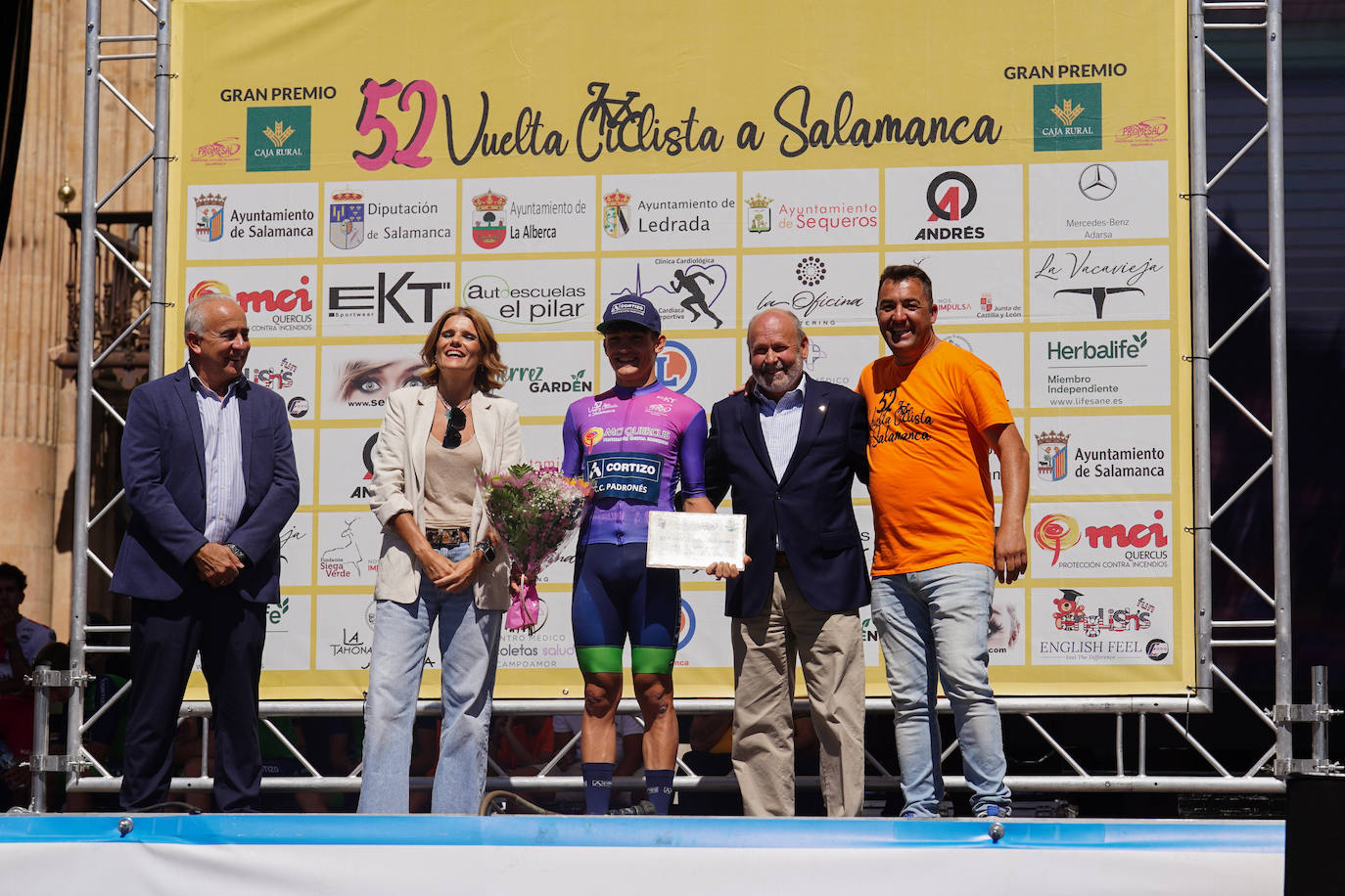 La 52ª Vuelta Ciclista a Salamanca causa sensación a su llegada a la Plaza Mayor