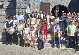 Tradicional foto de familia de los vecinos de El Tornadizo tras la celebración de la misa, la procesión y el ofertorio