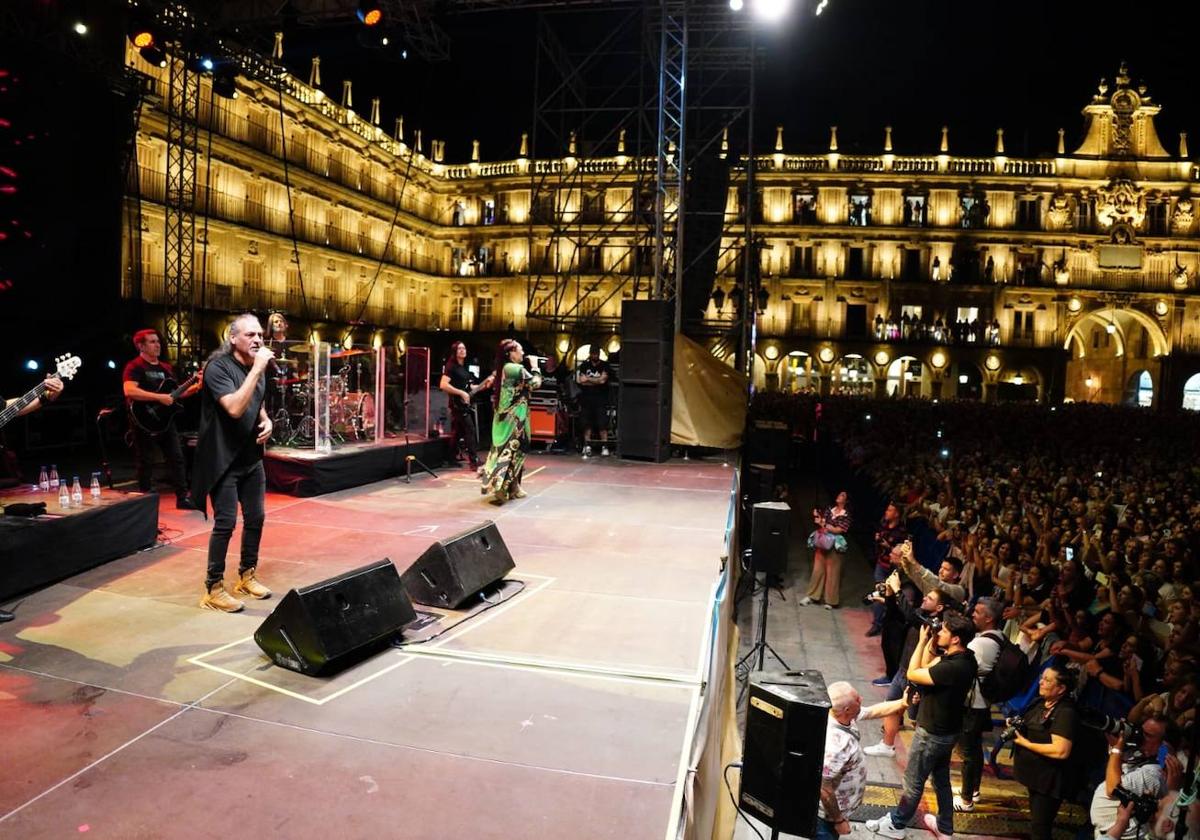 A Camela le salen fans hasta debajo de las piedras y llena la Plaza Mayor