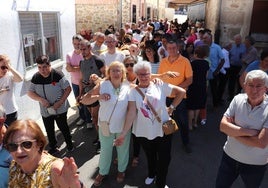 Los vecinos, esperando su turno para recoger la paella