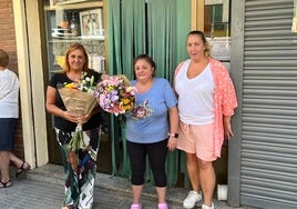 Las hermanas Moreta recibieron ramos de flore en el homenaje.