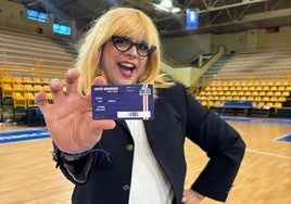 El actor salmantino Cristian García, con el carnet de Perfumerías Avenida en Würzburg.