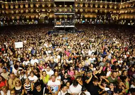 Una imagen de la Plaza Mayor llena en el concierto de Camela.