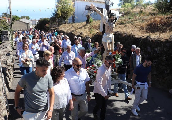 Los fieles de Colmenar acompañaron al Cristo de la Salud en su bajada a la iglesia