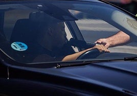 Un joven realiza un control de alcoholemia.