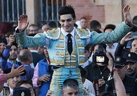 Jesús de la Calzada saliendo por la puerta grande.