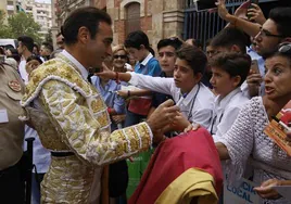 Enrique Ponce firmando autógrafos a jóvenes aficionados a su llegadaa La Glorieta.