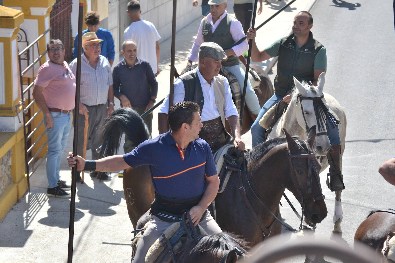 Bello y vistoso encierro a caballo en Bañobárez