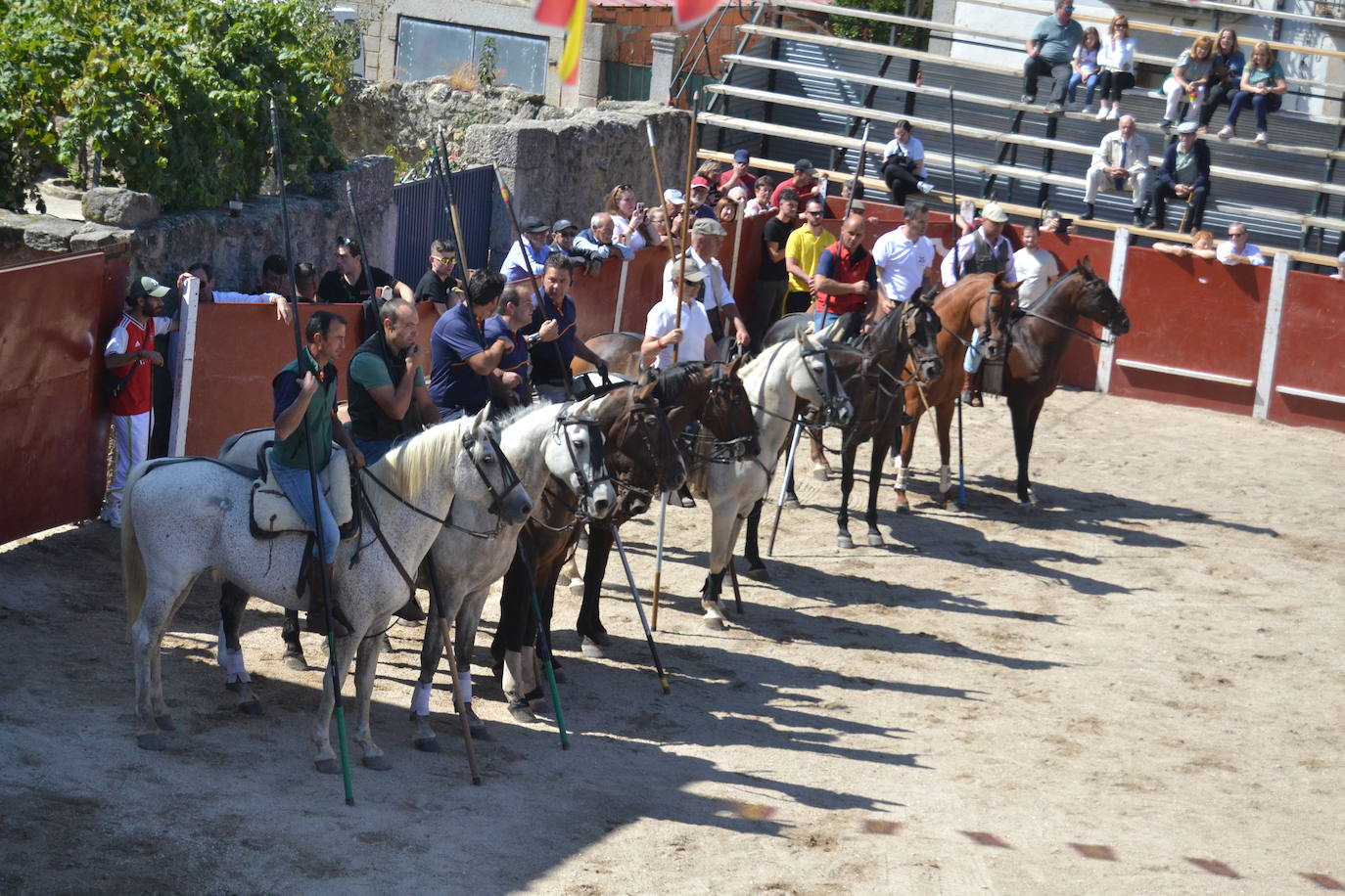 Bello y vistoso encierro a caballo en Bañobárez