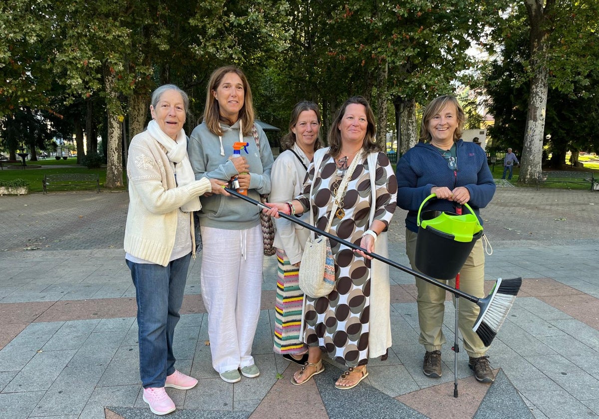 Imagen de las voluntarias dispuestas a limpiar las calles en una iniciativa que se ha reducido a una concentración pacífica.