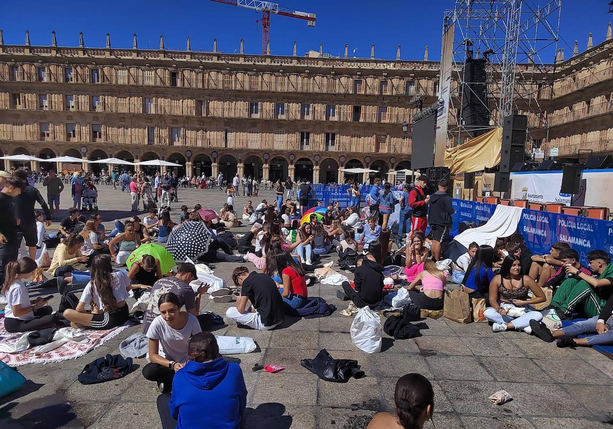 Los fans más madrugadores de Omar Montes se hacen notar en la Plaza Mayor a horas de su concierto