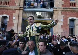 Enrique Ponce saliendo por la puerta grande.