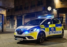 Un vehículo de la Policía Local, en la capital.