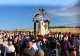 Los fieles acompañaron a la Virgen del Carrascal en su regreso a la ermita