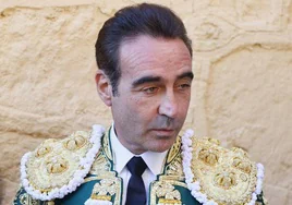 Enrique Ponce en el patio de caballos de La Glorieta.