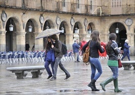 Lluvias en la Plaza Mayor de Salamanca.