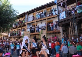 La reina y sus damas en la carroza durante el desfile