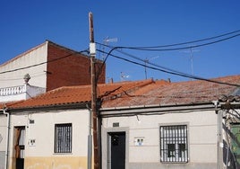 Cables sin soterrar en una calle del barrio de Chamberí.