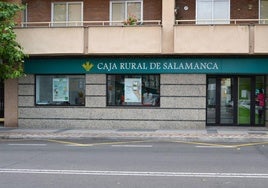 Exterior de una de las oficinas de Caja Rural de Salamanca, situada en Paseo del Rollo.