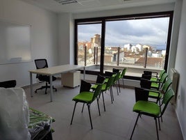 Una de las salas del Multiusos, con vistas al Castillo de Alba.