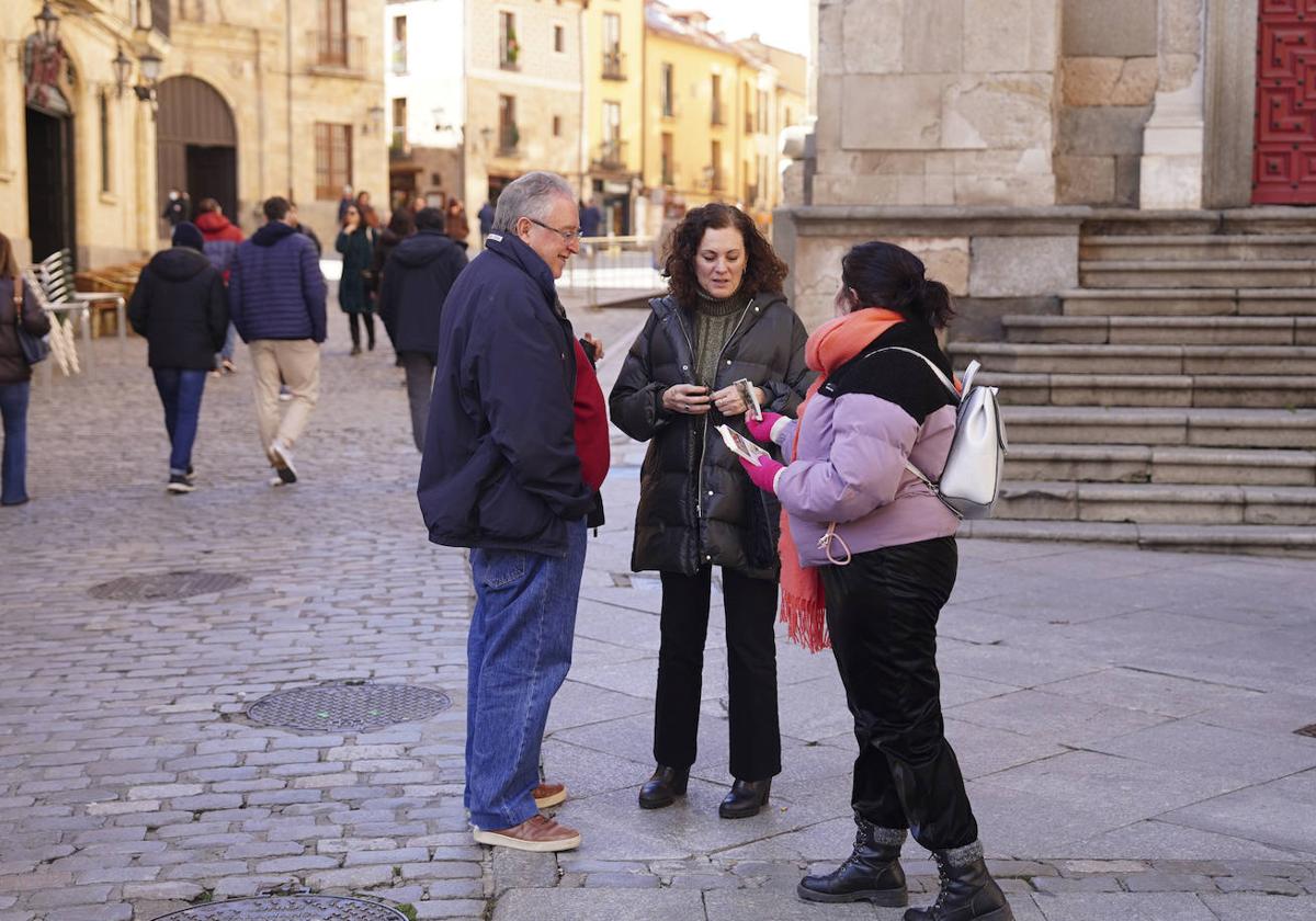 Gente con abrigo en la capital.