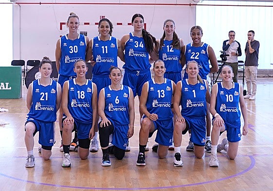 Plantilla oon la que ha jugado Avenida en Zaratán, aunque Fasoula no ha saltado a la cancha.