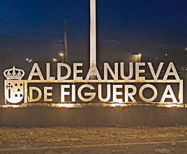 La nueva señalización de acceso a Aldeanueva de Figueroa iluminada por la noche.