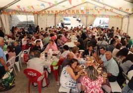 Lleno en la carpa para disfrutar de la comida de las fiestas en Valdefuentes